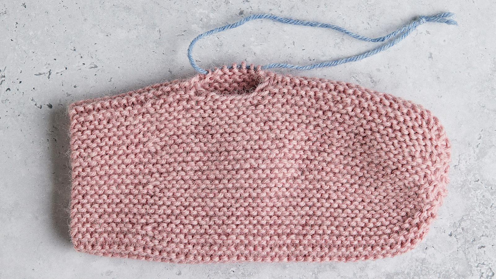 Poikittain neulottu lapanen, sivunen ompeleminen