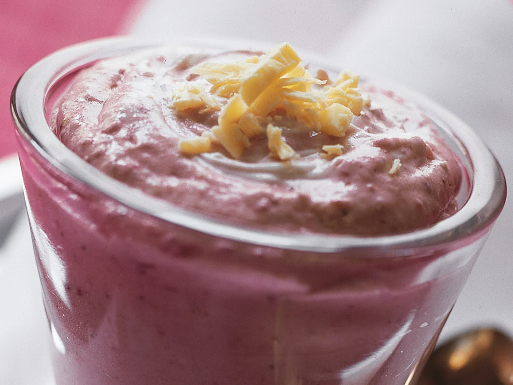 Valkosuklainen mansikkamousse