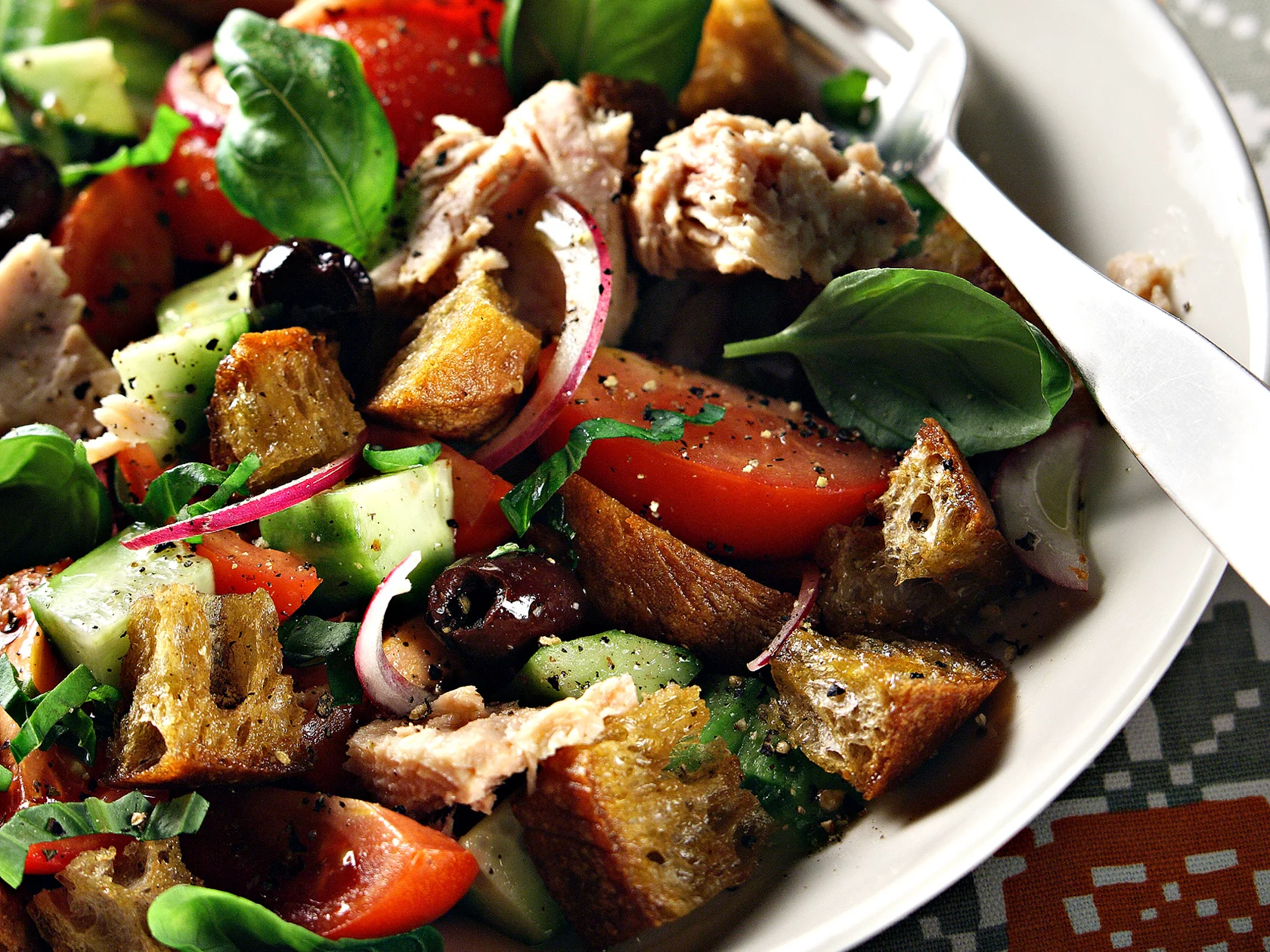 Tonnikala-panzanellasalaatti