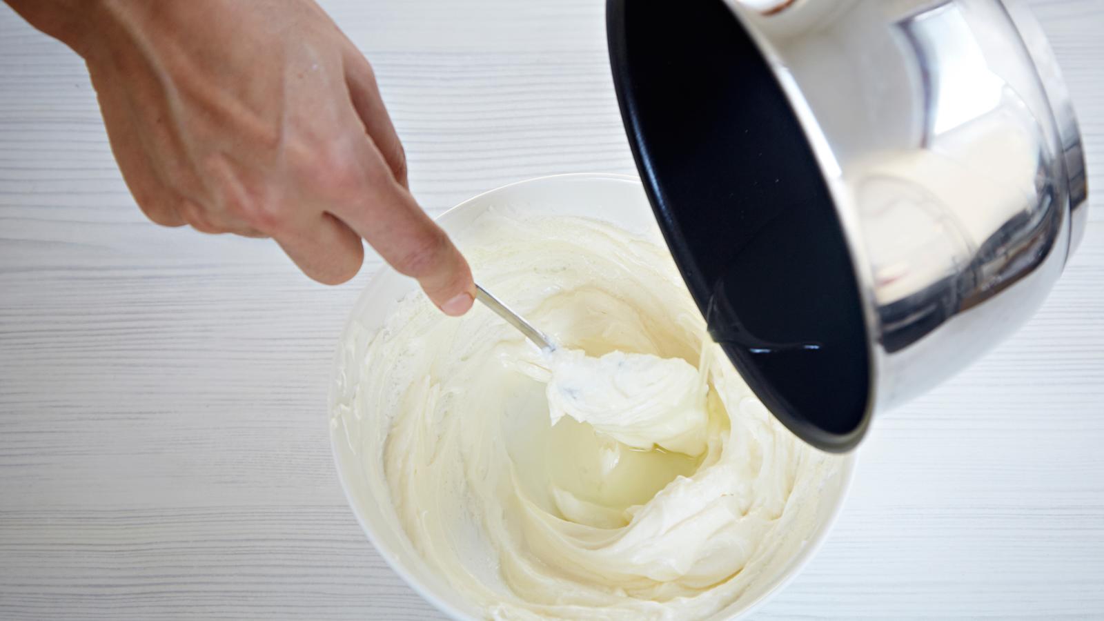 Liota liivatelehteä kylmässä vedessä 5 minuuttia. Vaahdota kerma. Notkista tuorejuusto sokerin kanssa. Kiehauta sitruunamehu ja liuota siihen puristettu liivate. Valuta seos ohuena nauhana tuorejuustoseokseen.