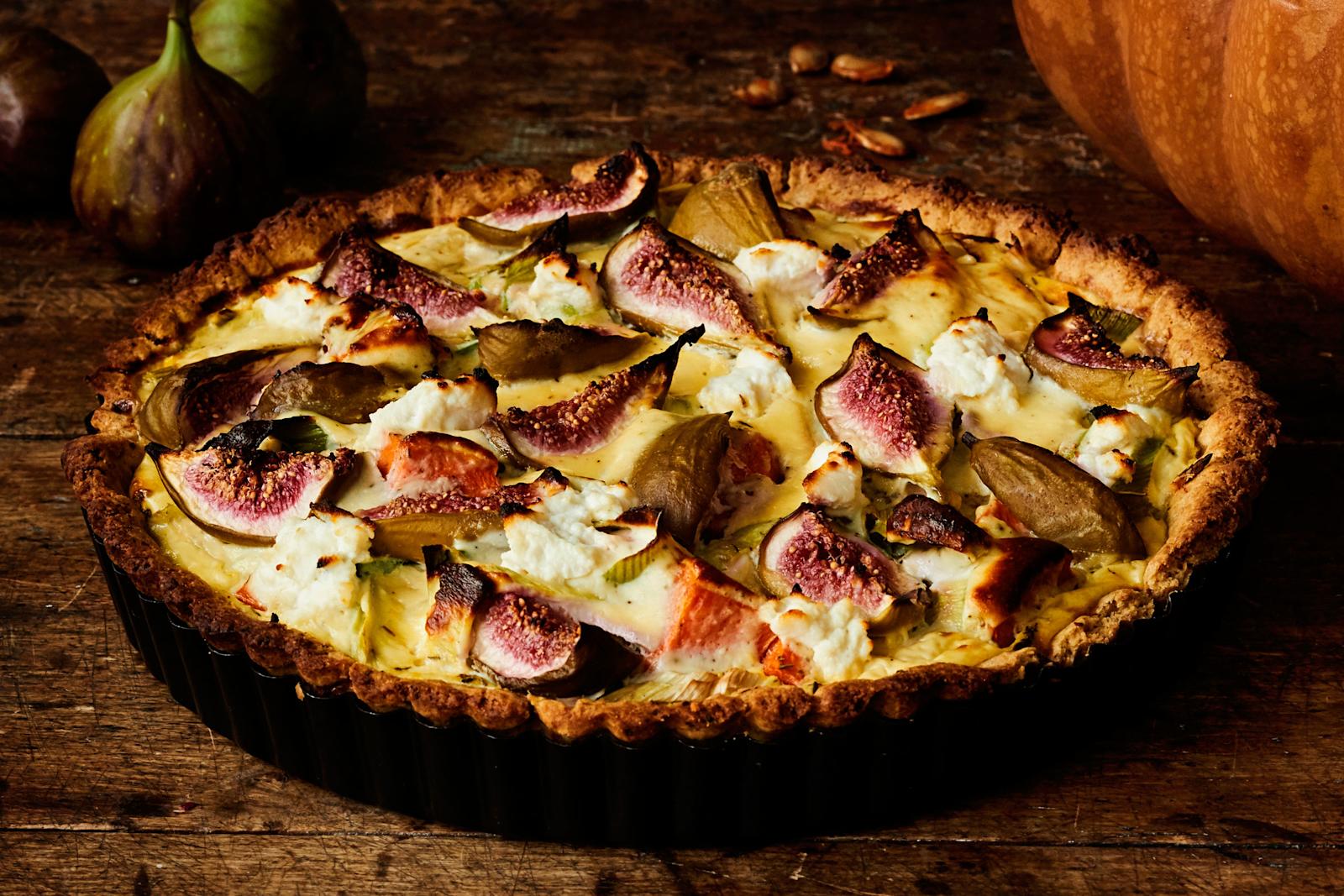 Kurpitsa-viikunapiiras piirakkavuoassa.