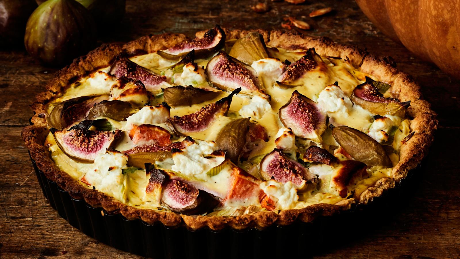 Kurpitsa-viikunapiiras piirakkavuoassa.