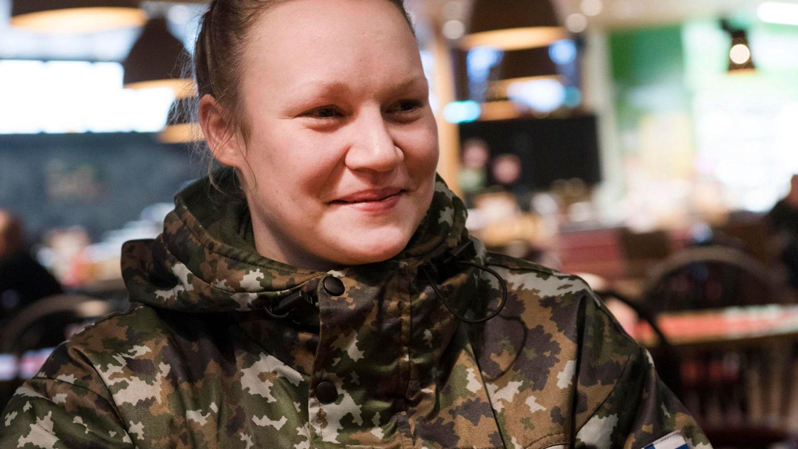 Karoliina Kavasto kävi armeijan iltalomallaan ABC:lla. "Varsinkin muutama vuosi sitten vietettiin usein aikaa ABC:lla. Juotiin kahvia ja pelattiin pelikoneilla", Kavasto kertoo.