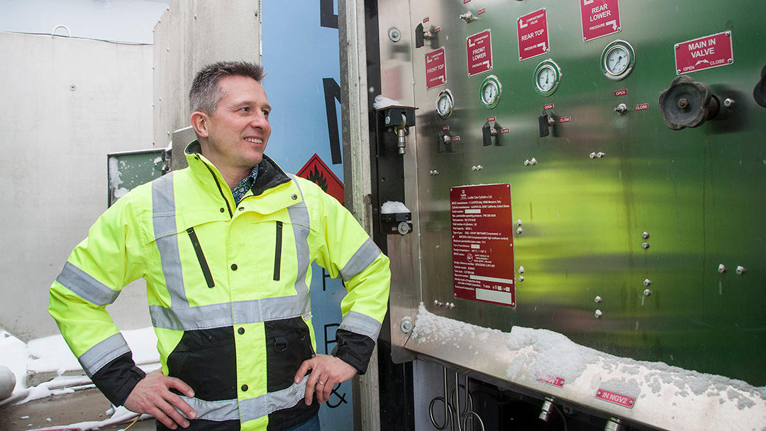 Markus Snellman kertoo, että metaanikaasua on käytetty polttoaineena jo neljä vuotta, ja kokemukset ovat olleet pelkästään hyviä. Kaasusäiliöt tuodaan tehtaalle konteissa.