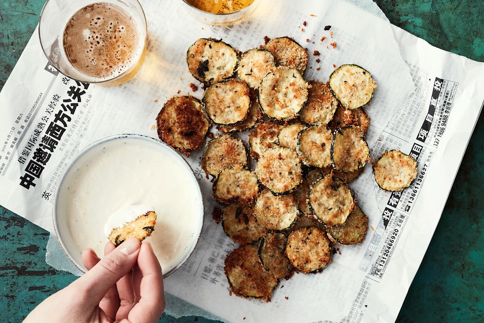 Rapeat kesäkurpitsa-parmesaanilastut ja ranskankermadippi