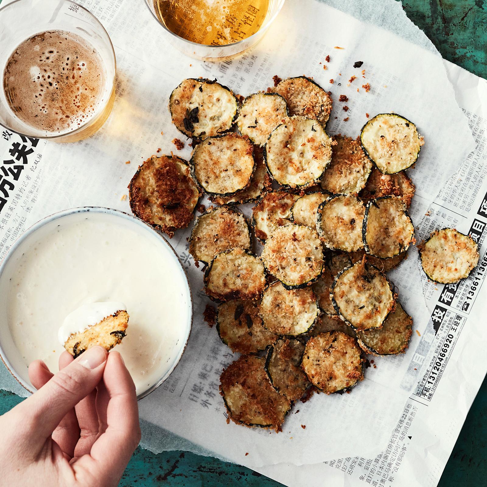 Rapeat kesäkurpitsa-parmesaanilastut ja ranskankermadippi