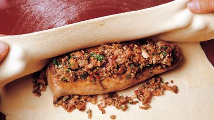 Painele fileen pinnalle sienitäytettä ja kääri taikina fileen ympärille niin, että se kokonaan peittyy. Aseta paketti saumapuoli alaspäin ja nosta uunivuokaan. Voitele fileepaketin pinta vatkatulla munalla ja pistele haarukalla.Paista 200 asteessa uuni...