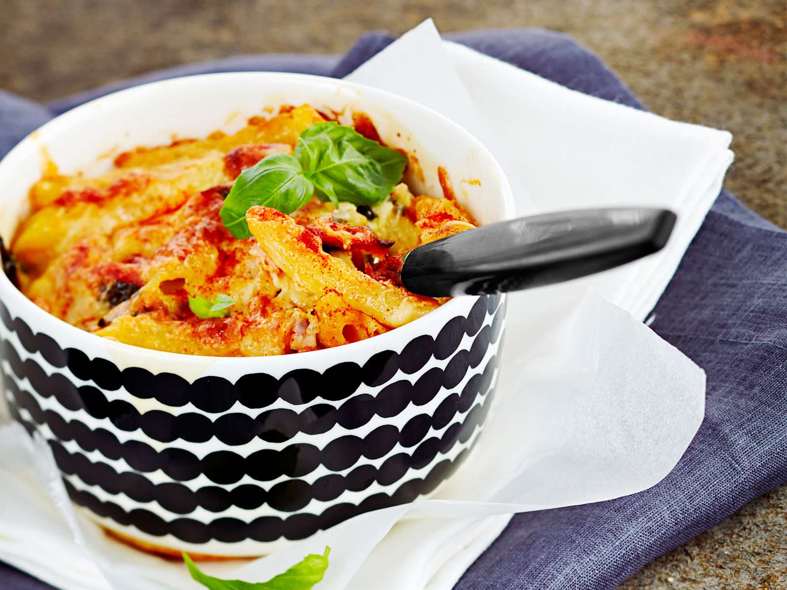 Juustoinen kinkkupasta uunissa