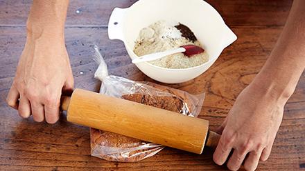 Murskaa piparkakut kaulimella jauheeksi ja sekoita kuivat aineet keskenään.