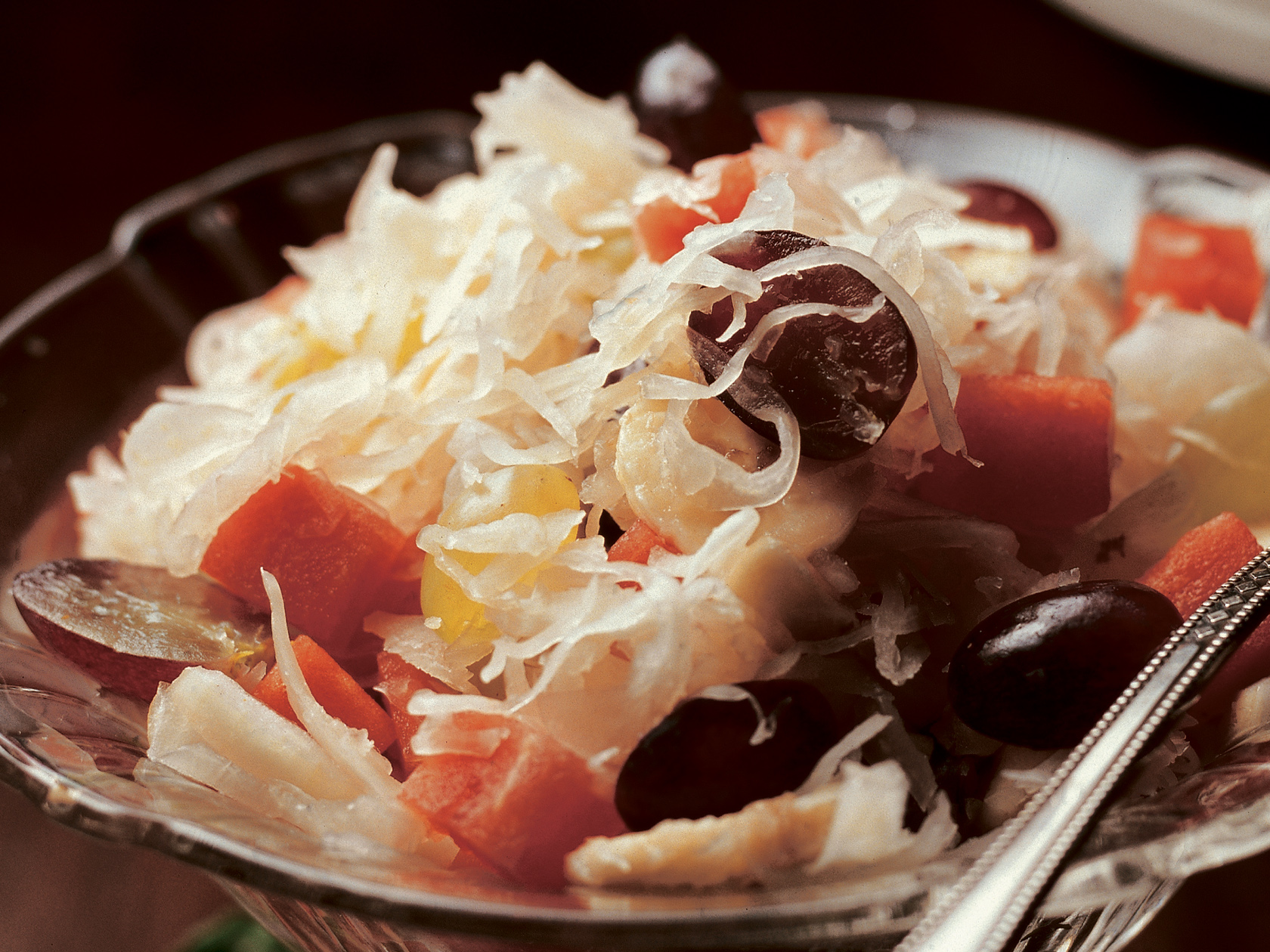 Hapankaali-hedelmäsalaatti