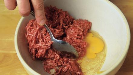 Sekoita korppujauhot veteen, lisää kananmuna, mausteet ja jauheliha. Sekoita tasaiseksi.