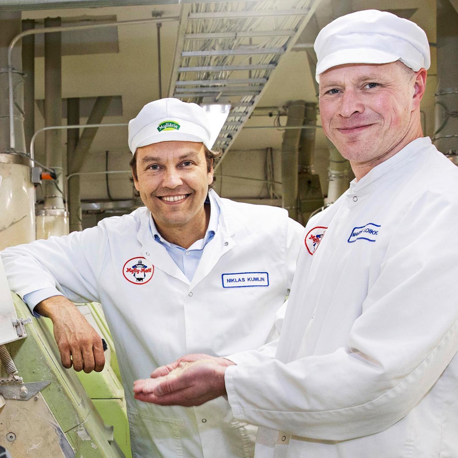 Helsingin Myllyn toimitusjohtaja Niklas Kumlin (vas.) ja ylimylläri Martti Loikkanen esittelevät myllyn toimintaa. Loikkanen on työskennellyt yrityksessä tuotannon puolella jo parikymmentä vuotta.