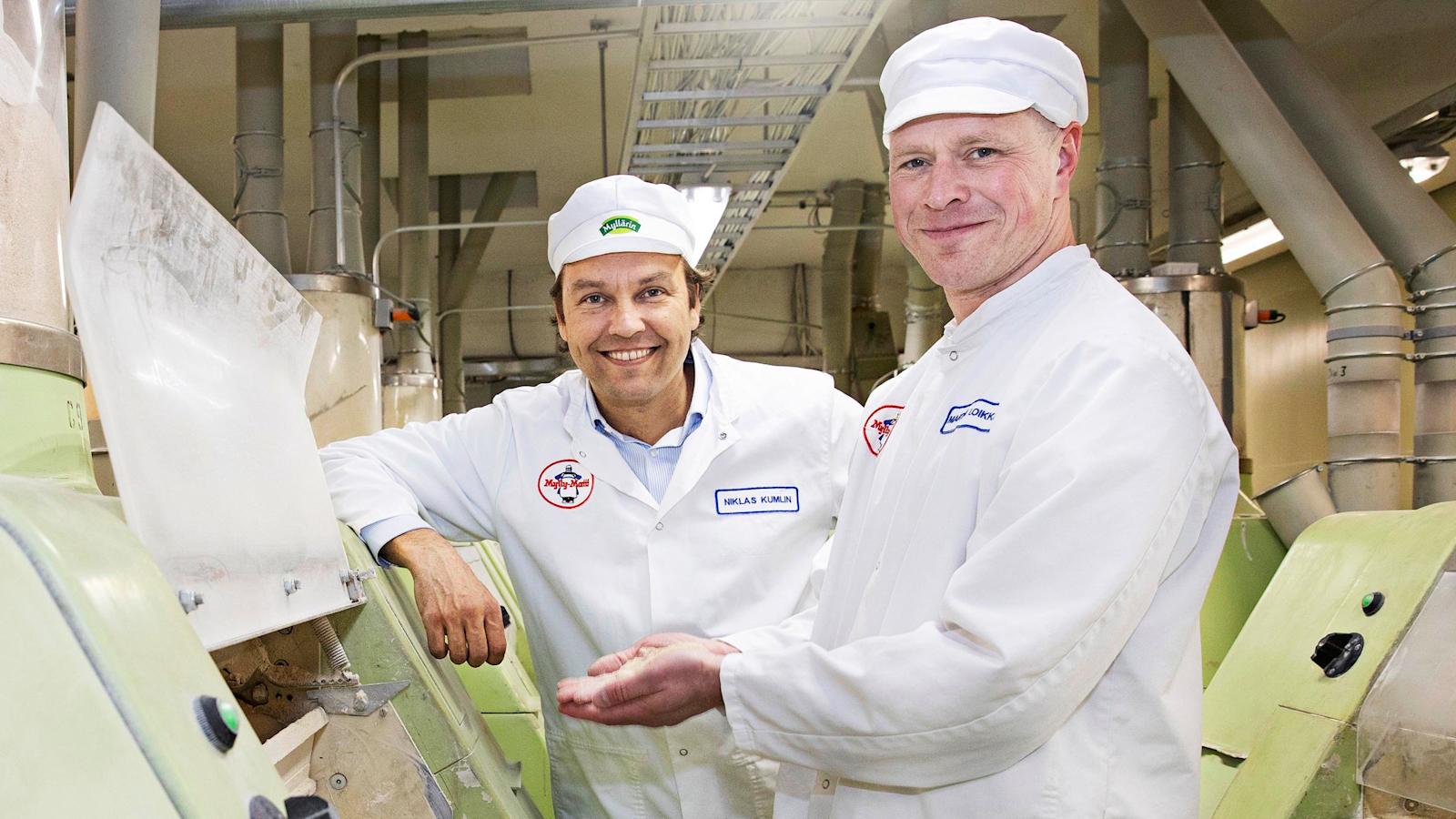 Helsingin Myllyn toimitusjohtaja Niklas Kumlin (vas.) ja ylimylläri Martti Loikkanen esittelevät myllyn toimintaa. Loikkanen on työskennellyt yrityksessä tuotannon puolella jo parikymmentä vuotta.