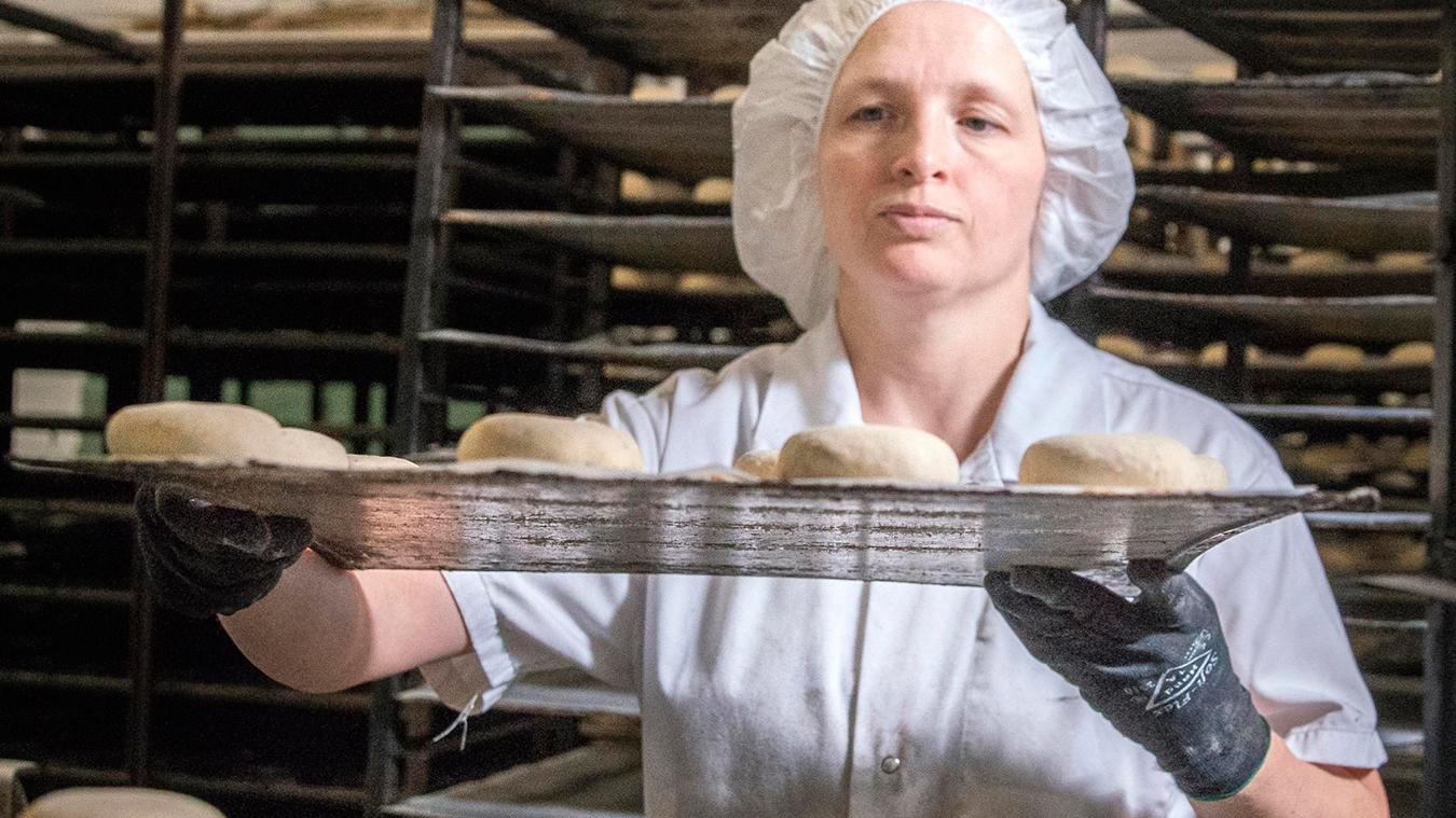 Leipomossa toimitaan tarkkojen hygieniasääntöjen mukaan. Kuvassa Merja Westerlund.