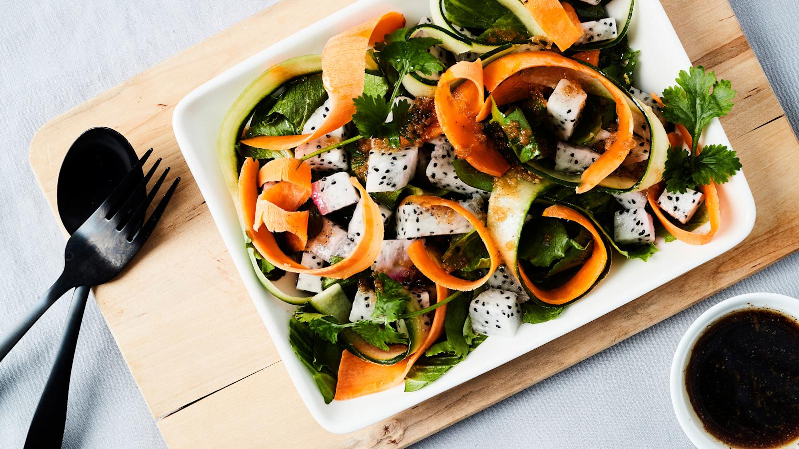 Inkiväärillä piristetty kasvis-pitaijasalaatti