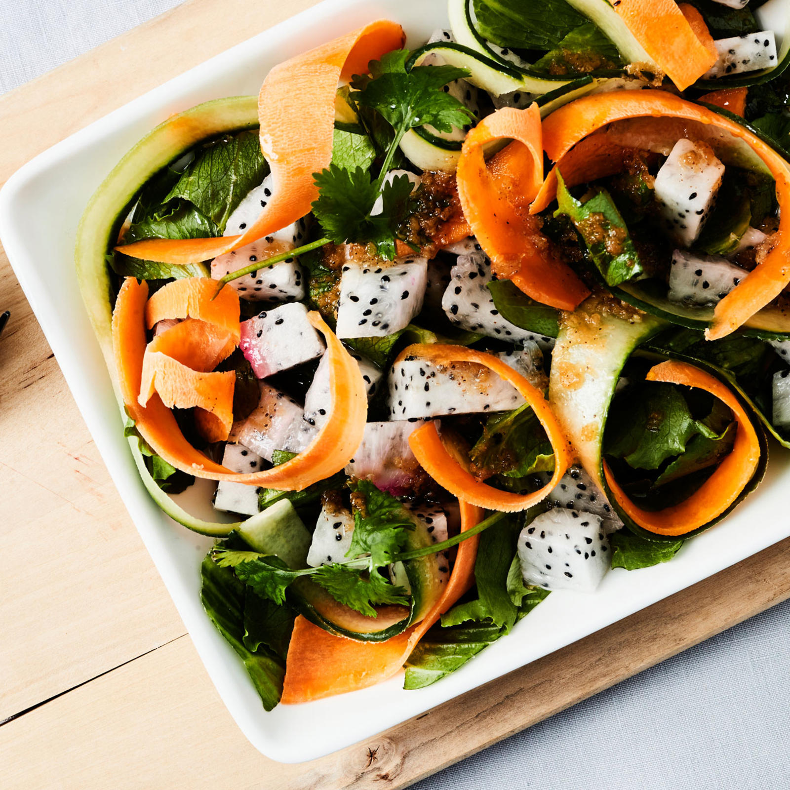 Inkiväärillä piristetty kasvis-pitaijasalaatti