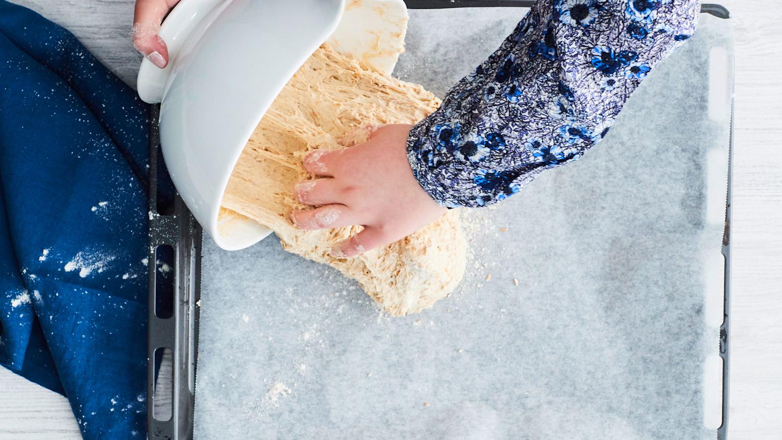 Kun taikina on kohonnut, kuumenna uuni 225 asteeseen. Laita uunipellille leivinpaperi. Kaada taikina sen päälle. Taputtele taikina litteäksi leiväksi. Leikkaa se taikinapyörällä annospaloiksi. Laita pelti uunin keskitasolle ja kypsennä leipää 20–25 min...