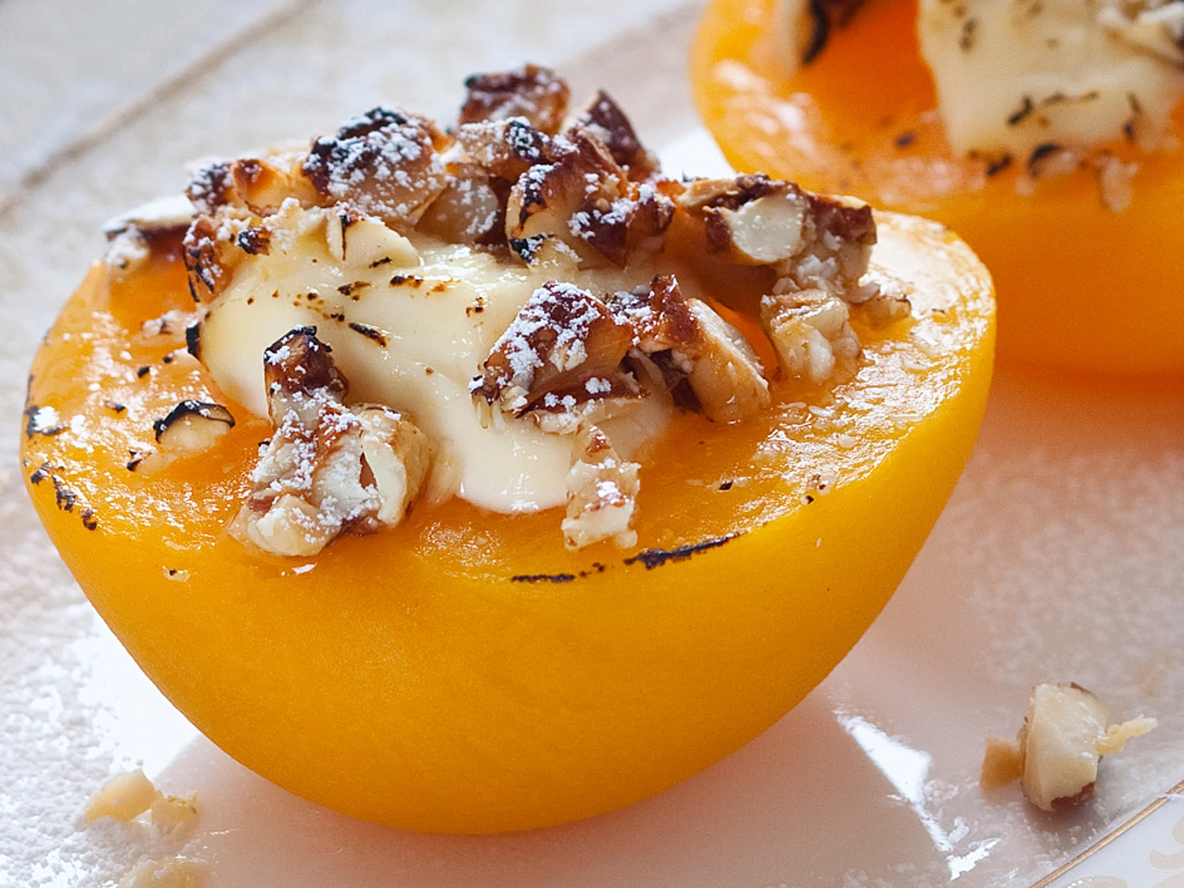 Uunipersikat appelsiinituorejuustolla