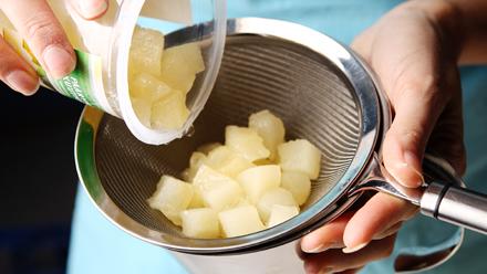 Valuta päärynäkuutioista liemi siivilän avulla.