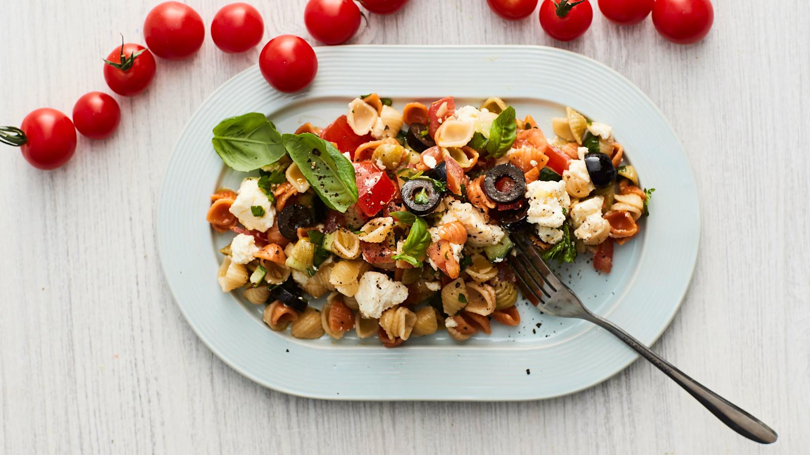 Välimeren feta-pastasalaatti