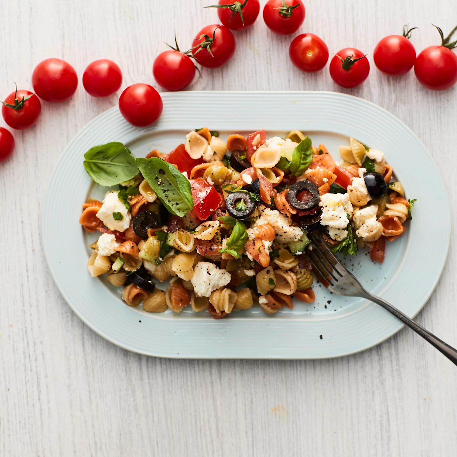 Välimeren feta-pastasalaatti