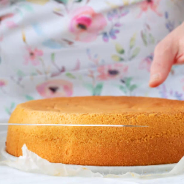 Näin leikkaat ja täytät sokerikakkupohjan.