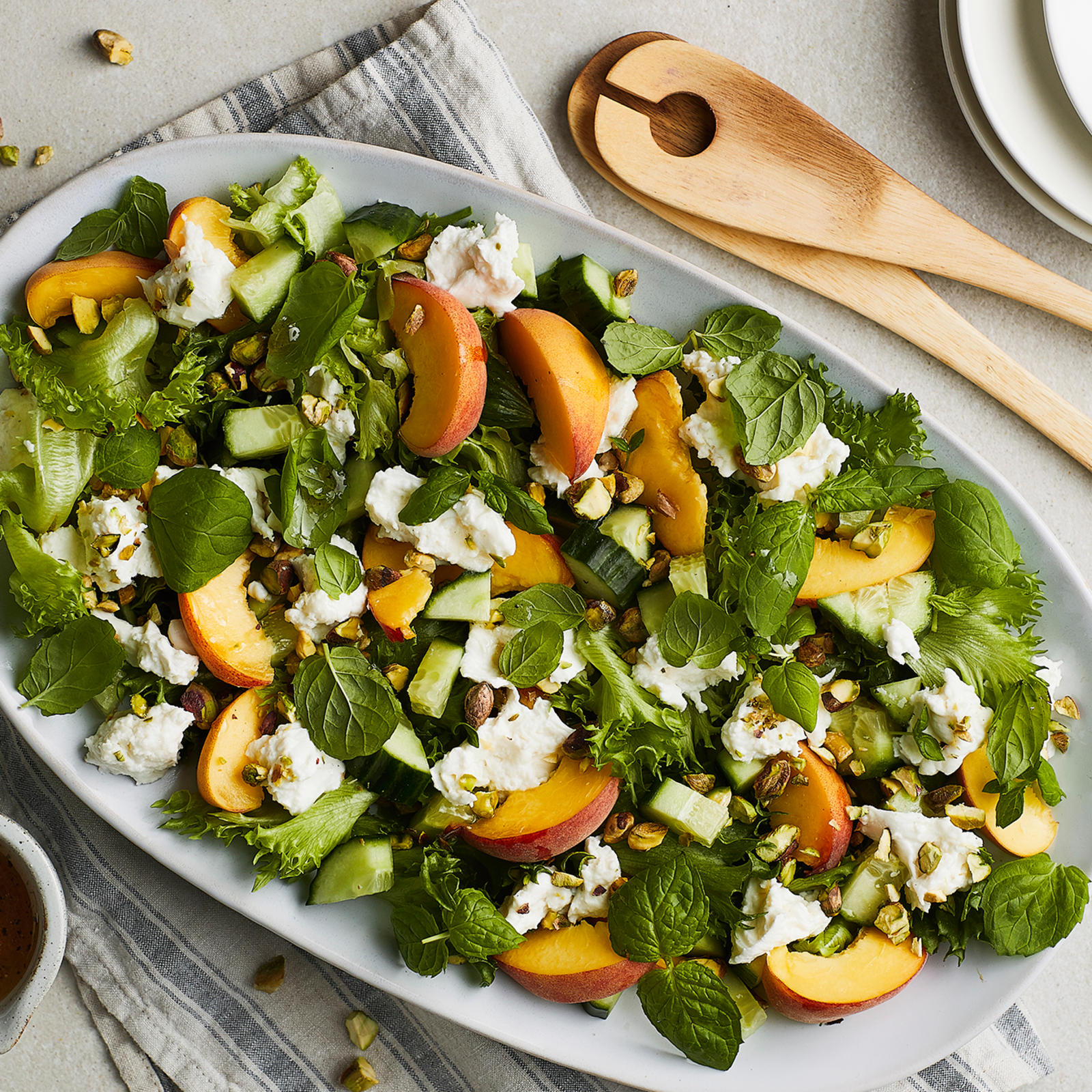 Persikka-kesäsalaatti