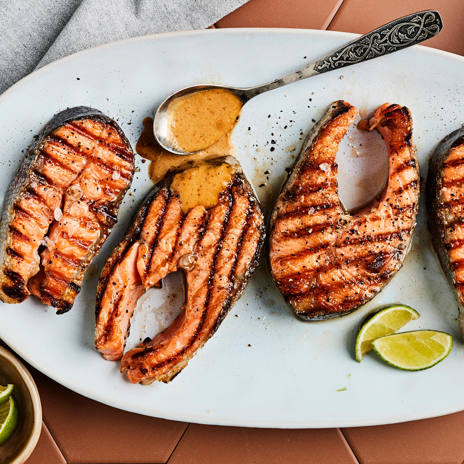 Grillatut lohikyljykset ja sataykastike