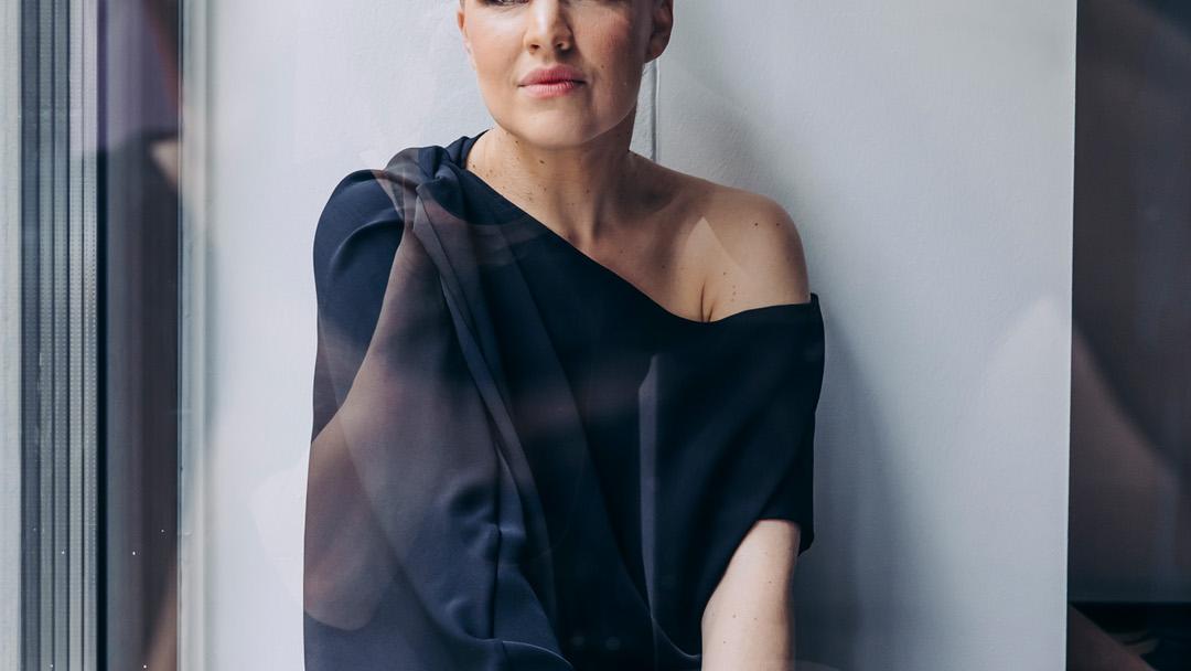 Katri Niskanen istumassa ikkunalaudalla.