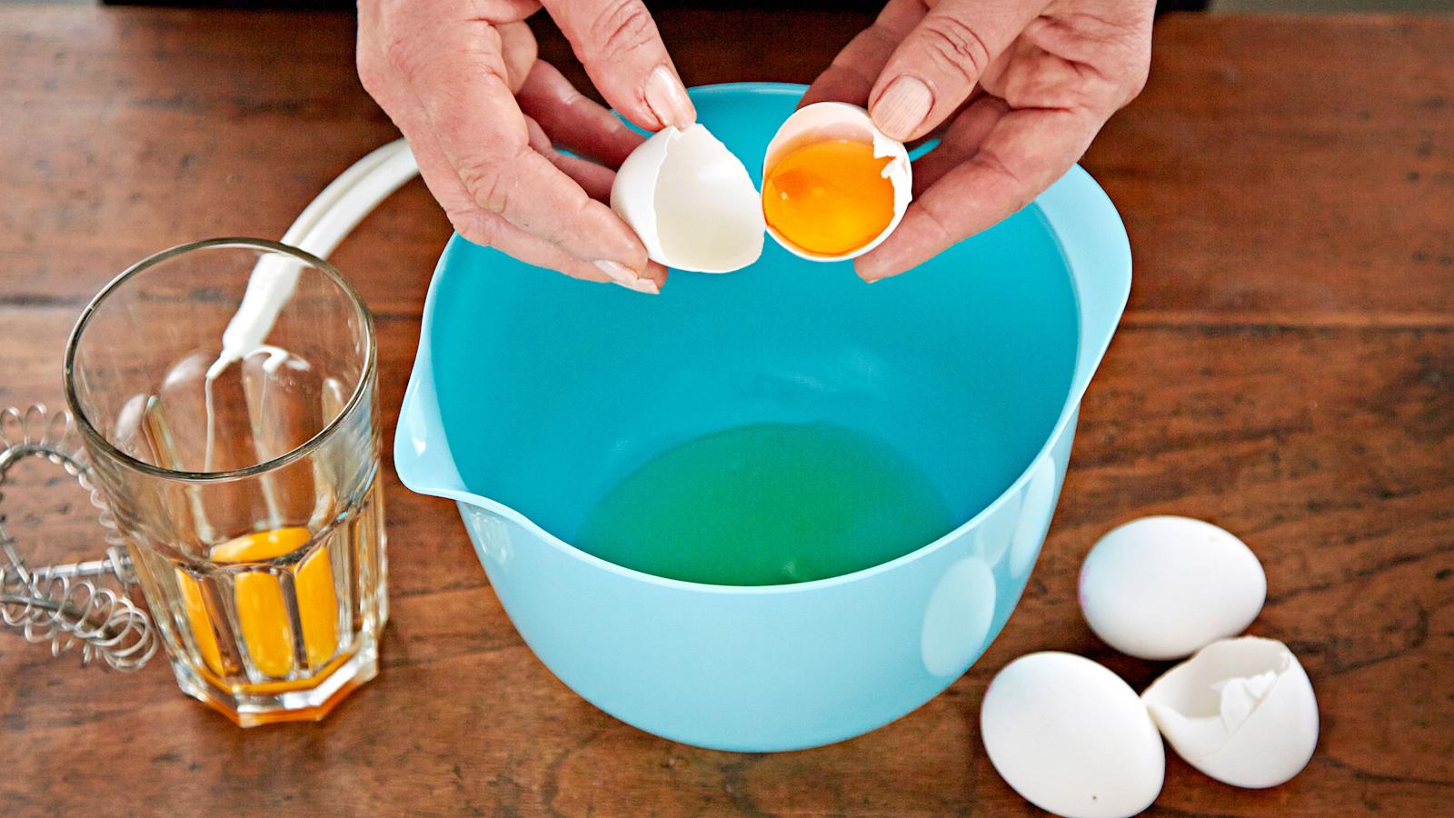 Erottele valkuaiset ja keltuaiset tosistaan.