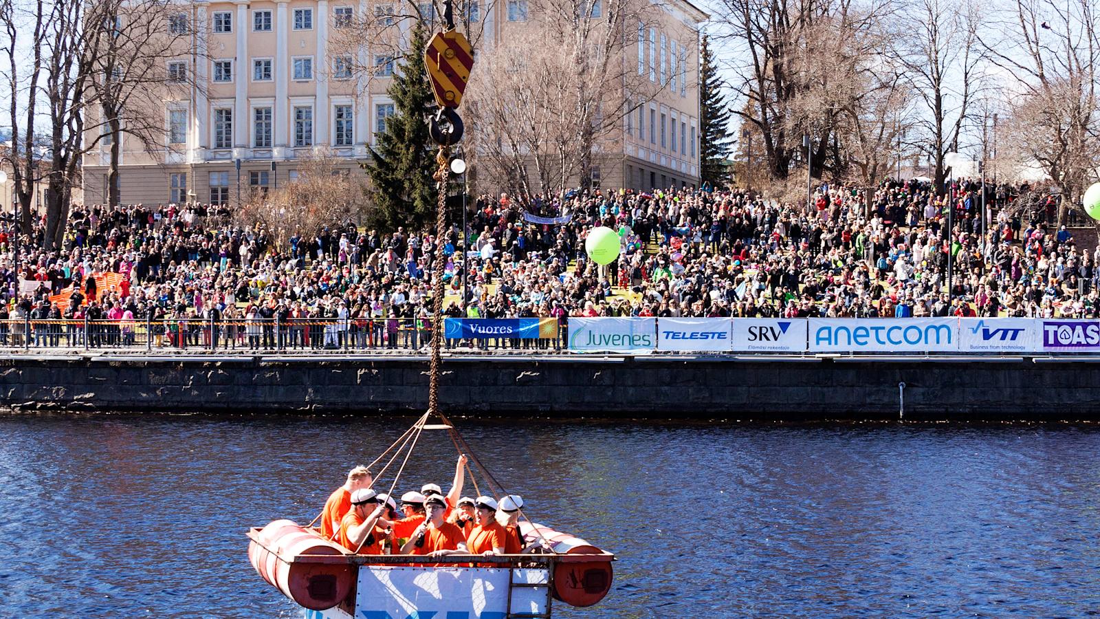 Teekkarikaste Tammerkosken rannassa
