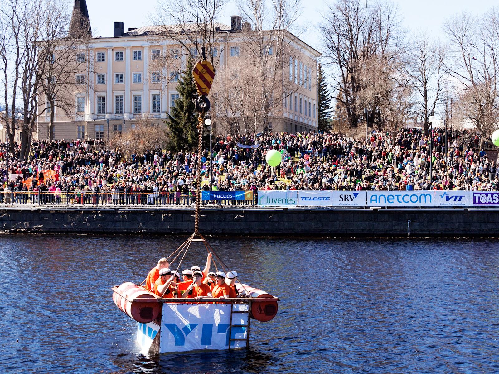 Teekkarikaste Tammerkosken rannassa