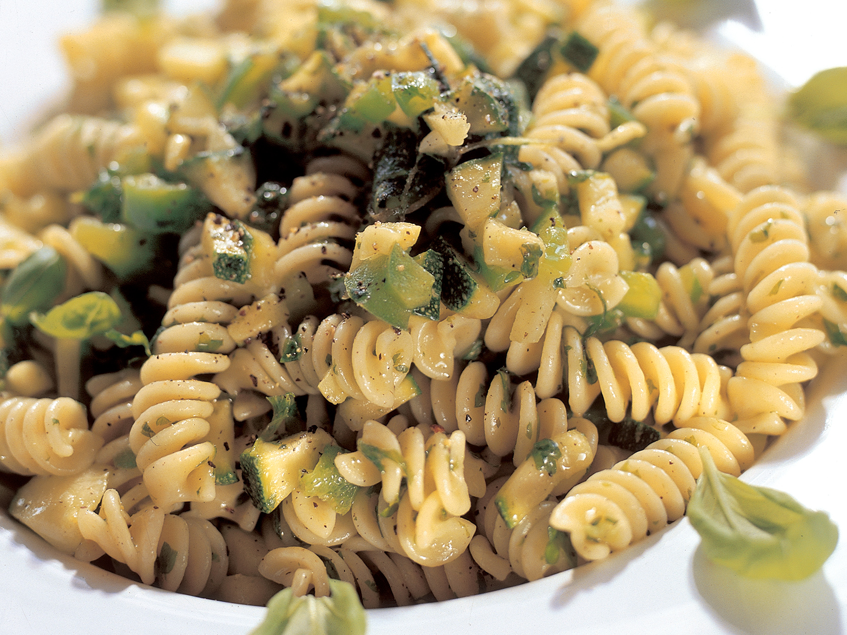 Vihreä kierrepastasalaatti