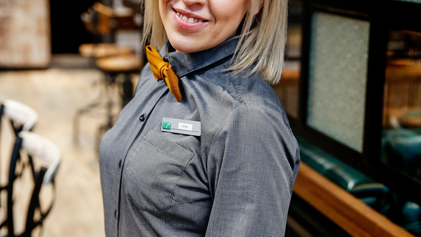 Henni Paajanen toivottaa kaikki nälkäiset shoppailijat tervetulleiksi Fredde'siin.