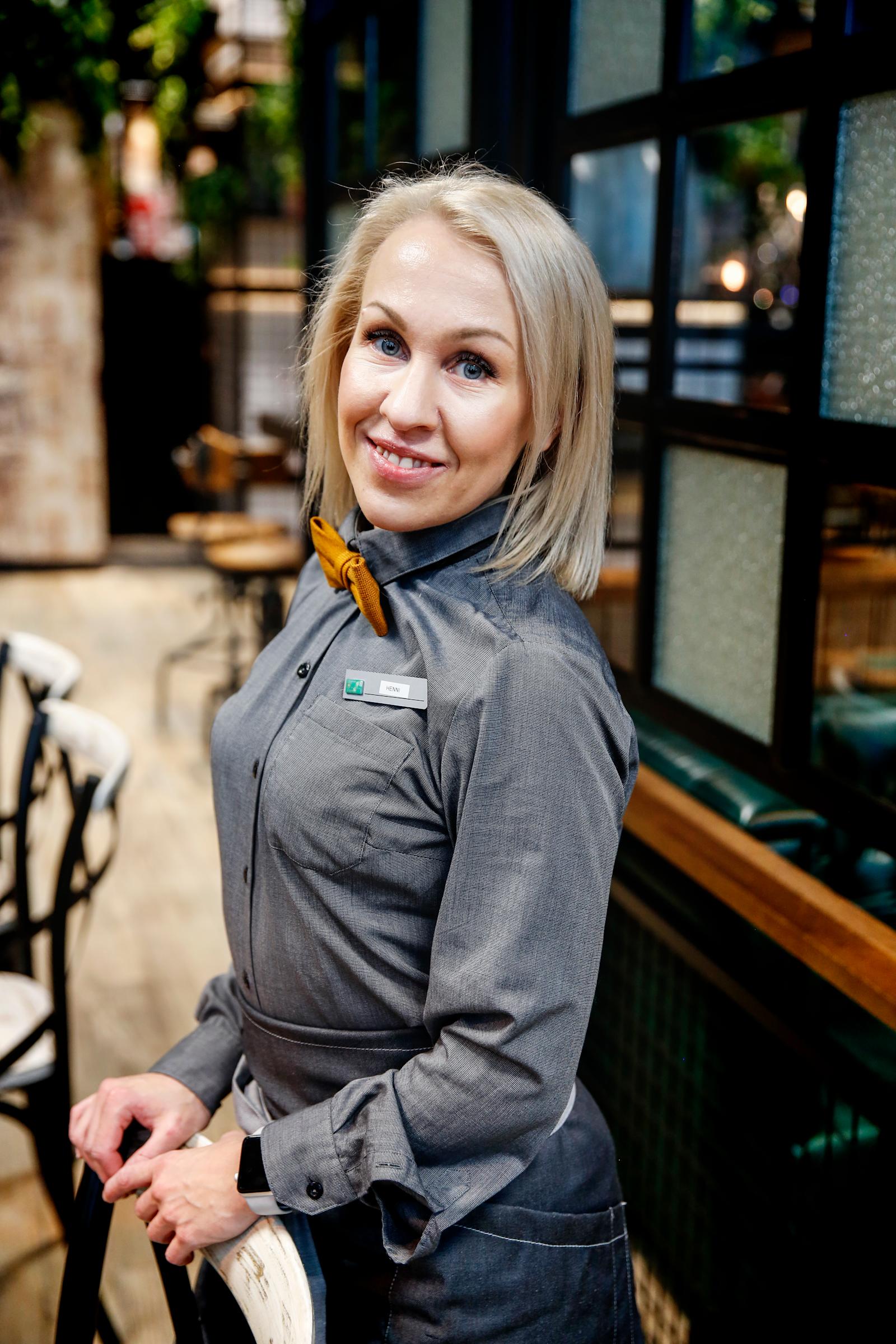 Henni Paajanen toivottaa kaikki nälkäiset shoppailijat tervetulleiksi Fredde'siin.