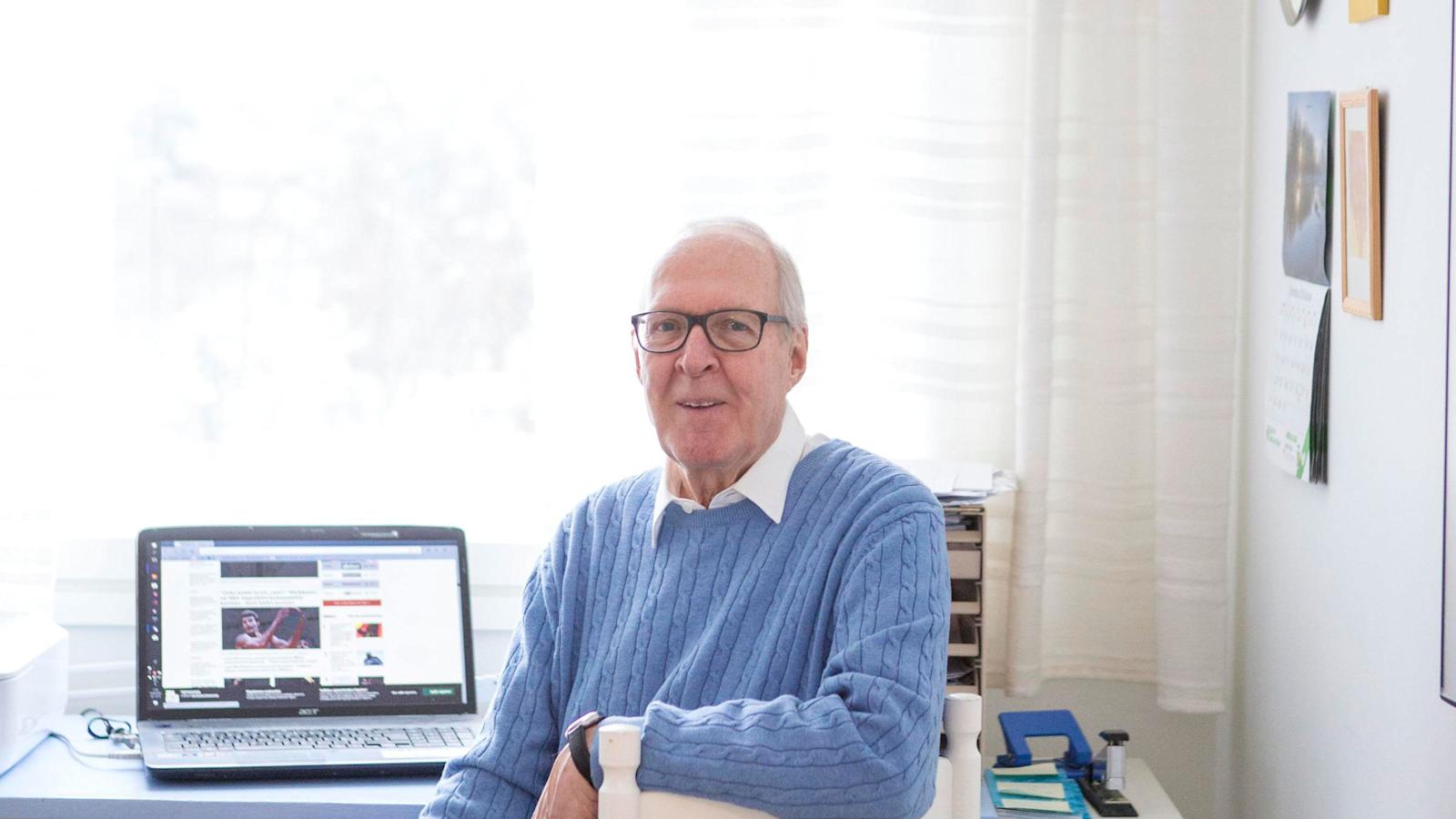 Oululainen eläkeläinen Paavo Vuorento miettii monen muun tavoin, miten huijausviesteihin pitäisi suhtautua.