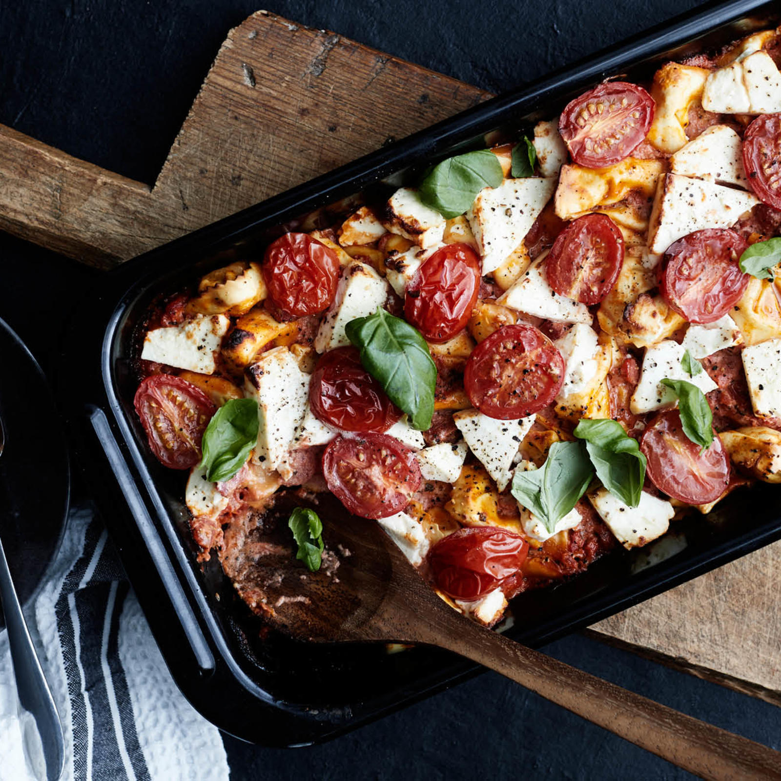 Tomaatti-fetapasta uunissa