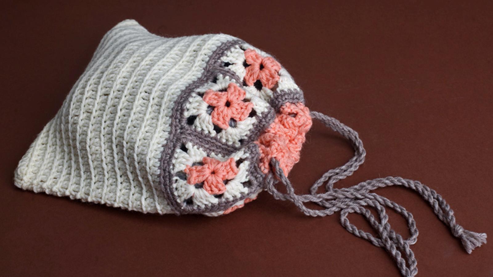 Isoäidinneliöistä virkattu pussi