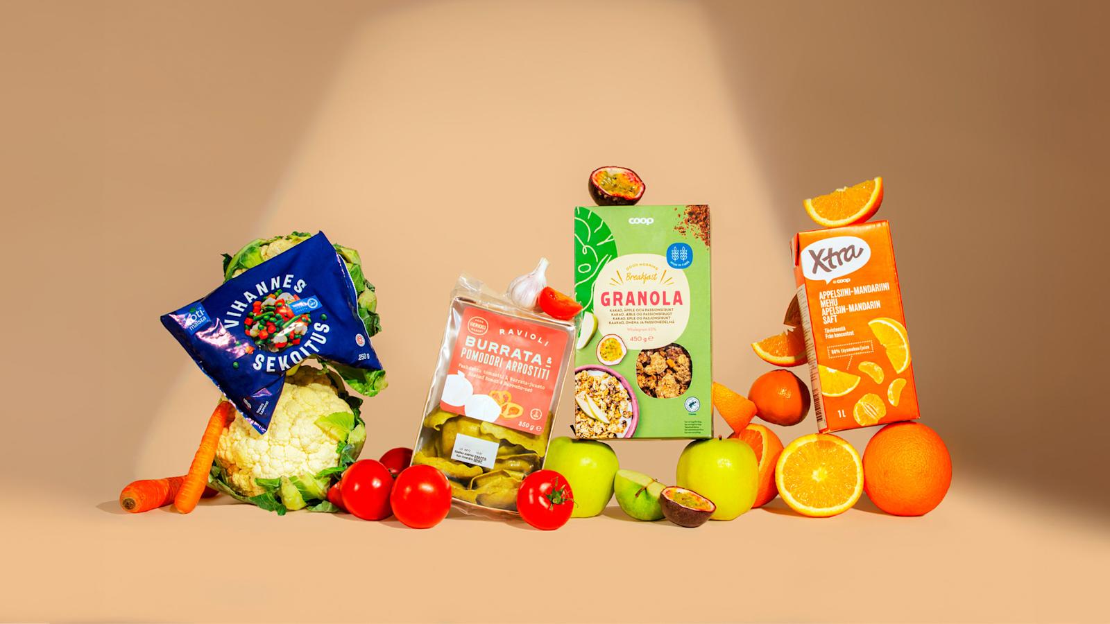 Kaupan omiin merkkeihin kuuluvat kuvassa näkyvät Kotimaista-, Coop-, Xtra- ja Herkku-pakkaukset.