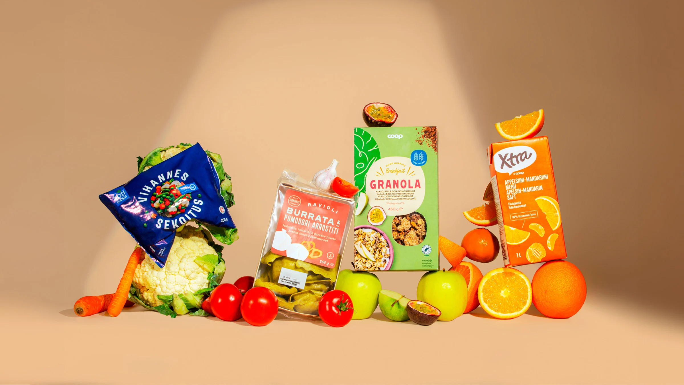 Kaupan omiin merkkeihin kuuluvat kuvassa näkyvät Kotimaista-, Coop-, Xtra- ja Herkku-pakkaukset.