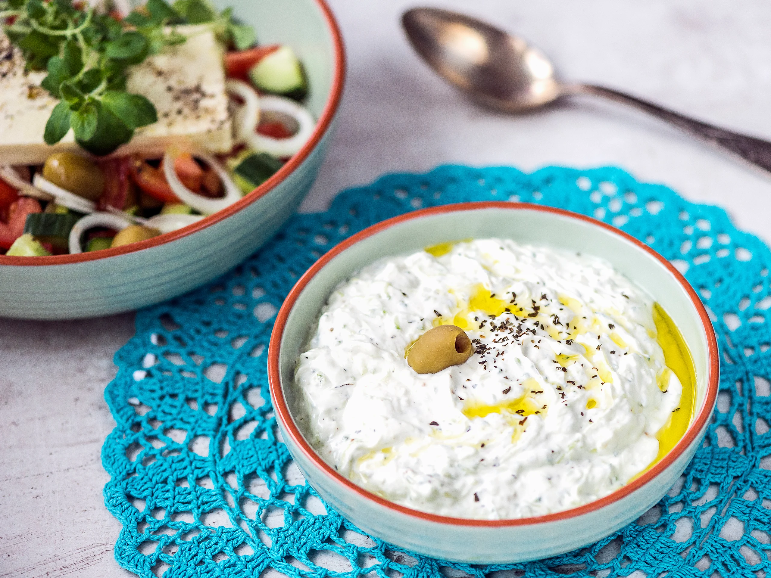 Kreikkalainen salaatti ja tsatsiki