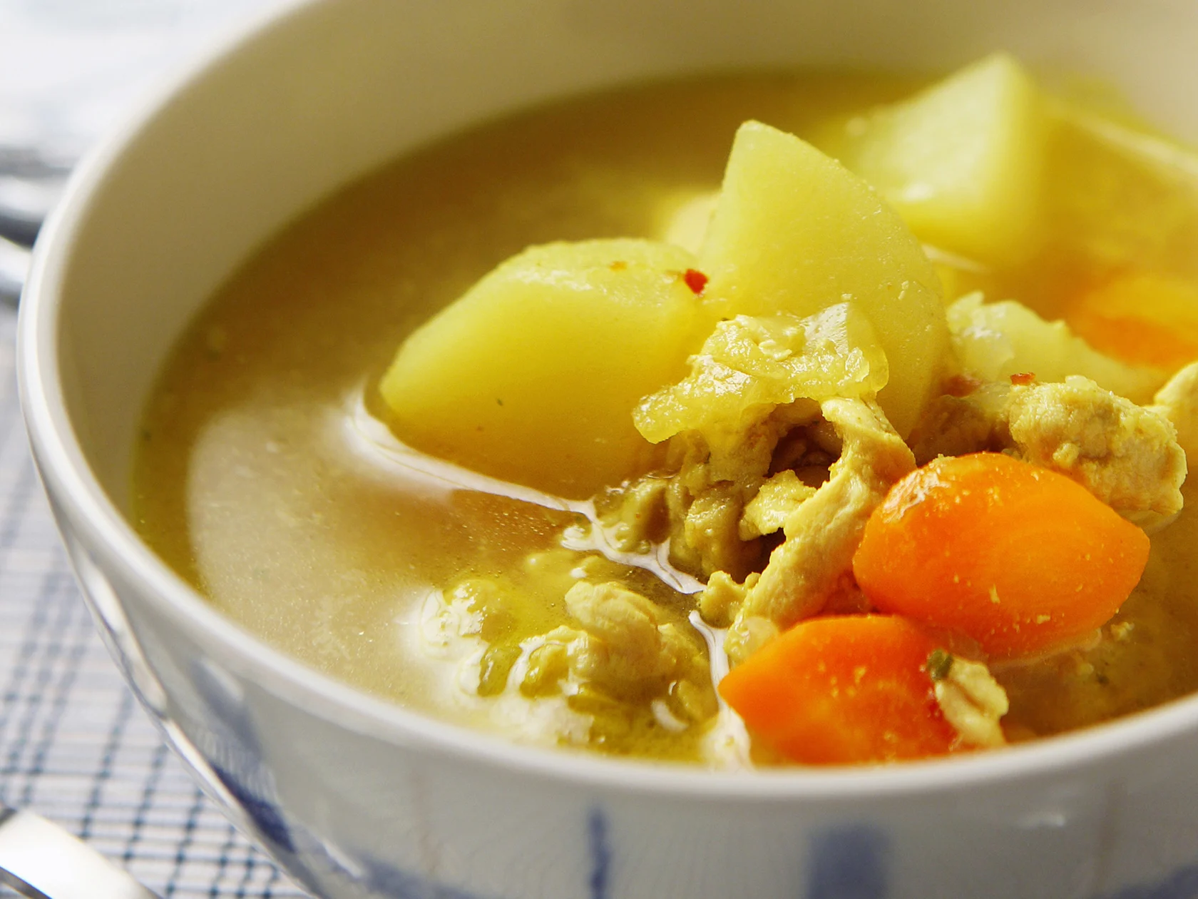 Lämmittävä kanakeitto