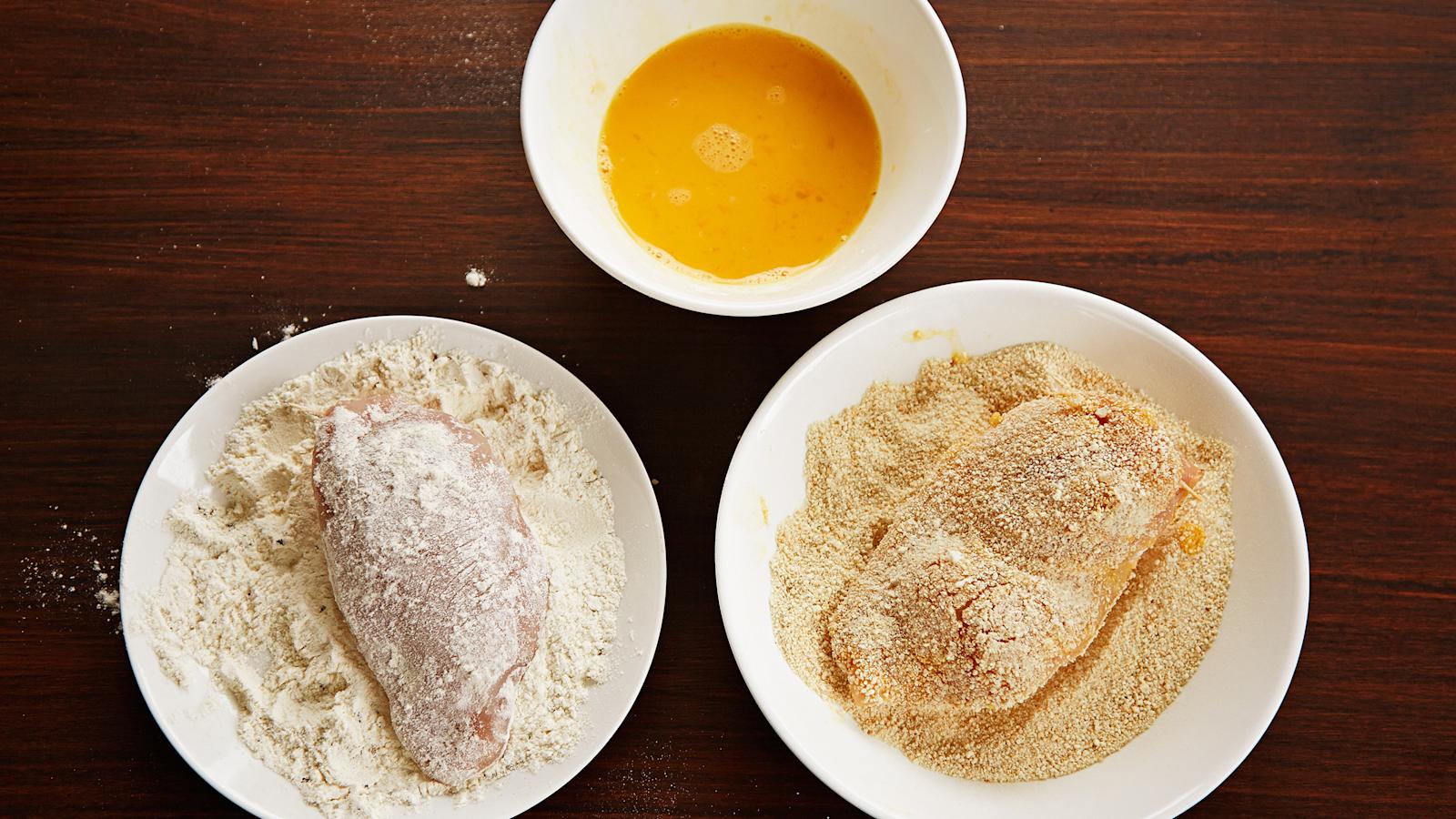 Pane vehnäjauhot ja mausteet, muna-vesiseos ja korppujauhot syville lautasille. Kääntele leikkeet ensin vehnäjauhoissa, sitten munassa ja lopuksi korppujauhoissa. Anna leivityksen kuivahtaa hetki.