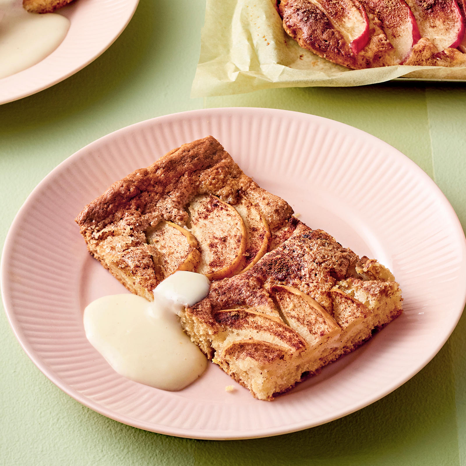 Mehevä omenapiirakka ja vaniljakastike