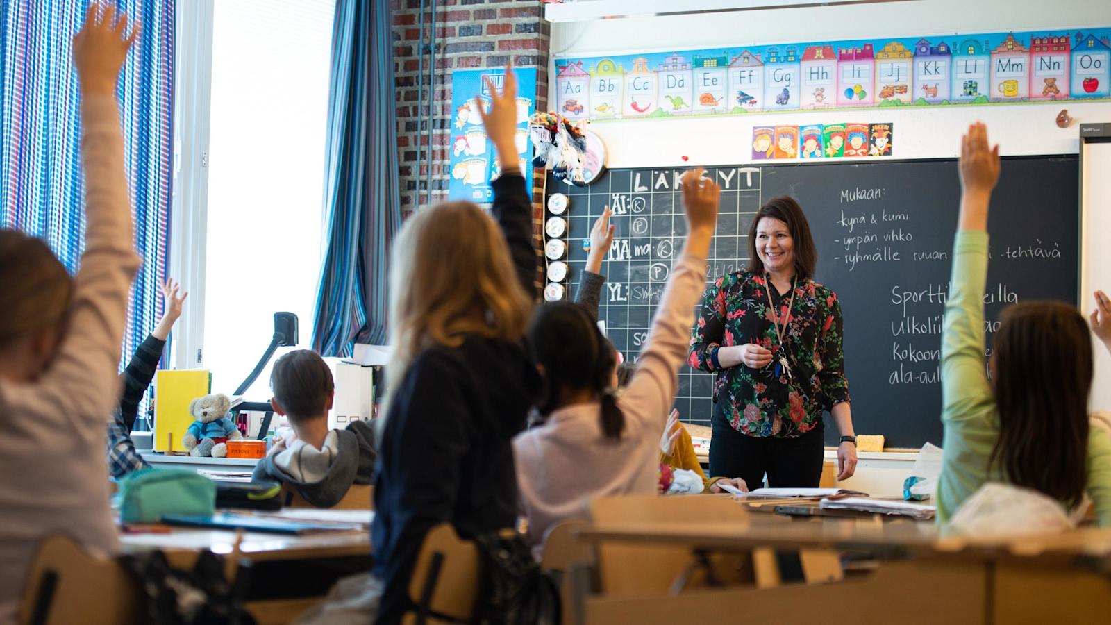 Meilahden ala-asteen 4B-luokan oppilaat ja opettaja Laura Rytkönen luokassa.