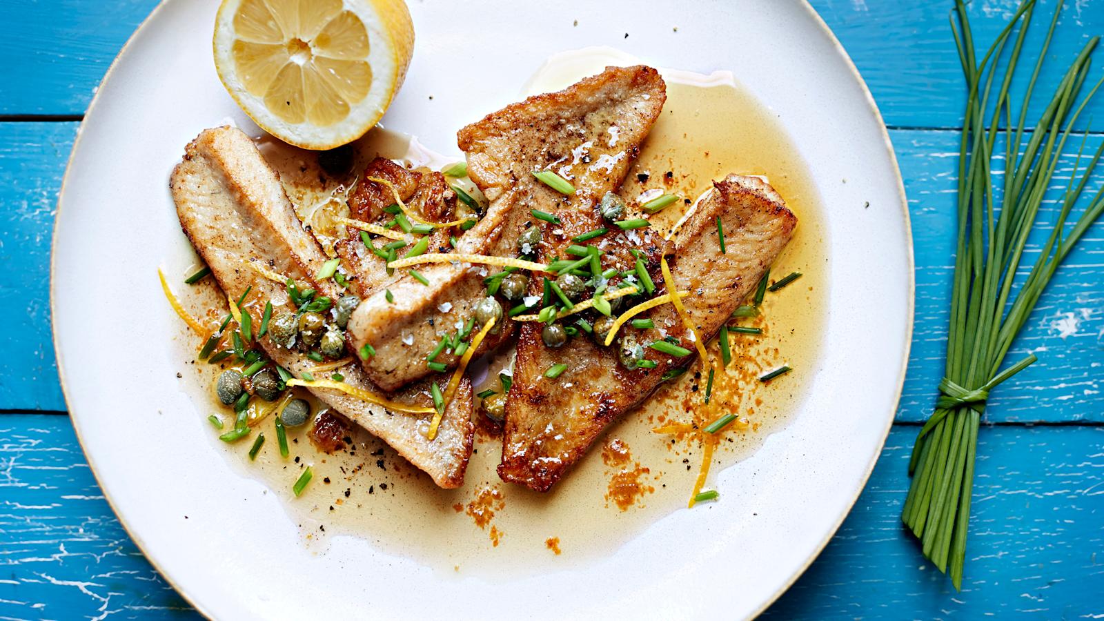 Paistetut ahvenet ja ruskistettu voikastike