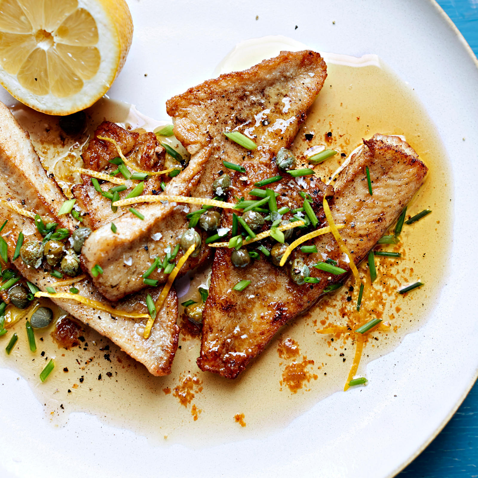 Paistetut ahvenet ja ruskistettu voikastike