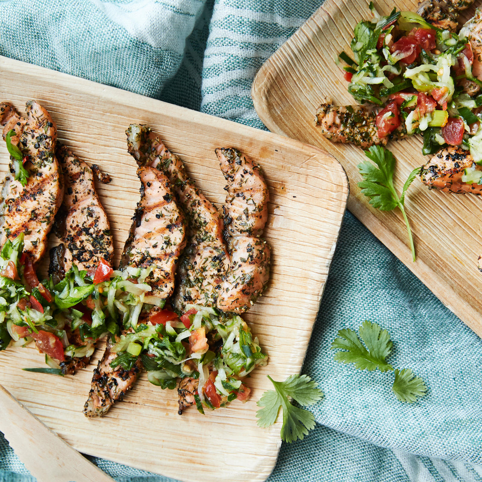 Grillatut lohiviipaleet ja kurkkusalsa