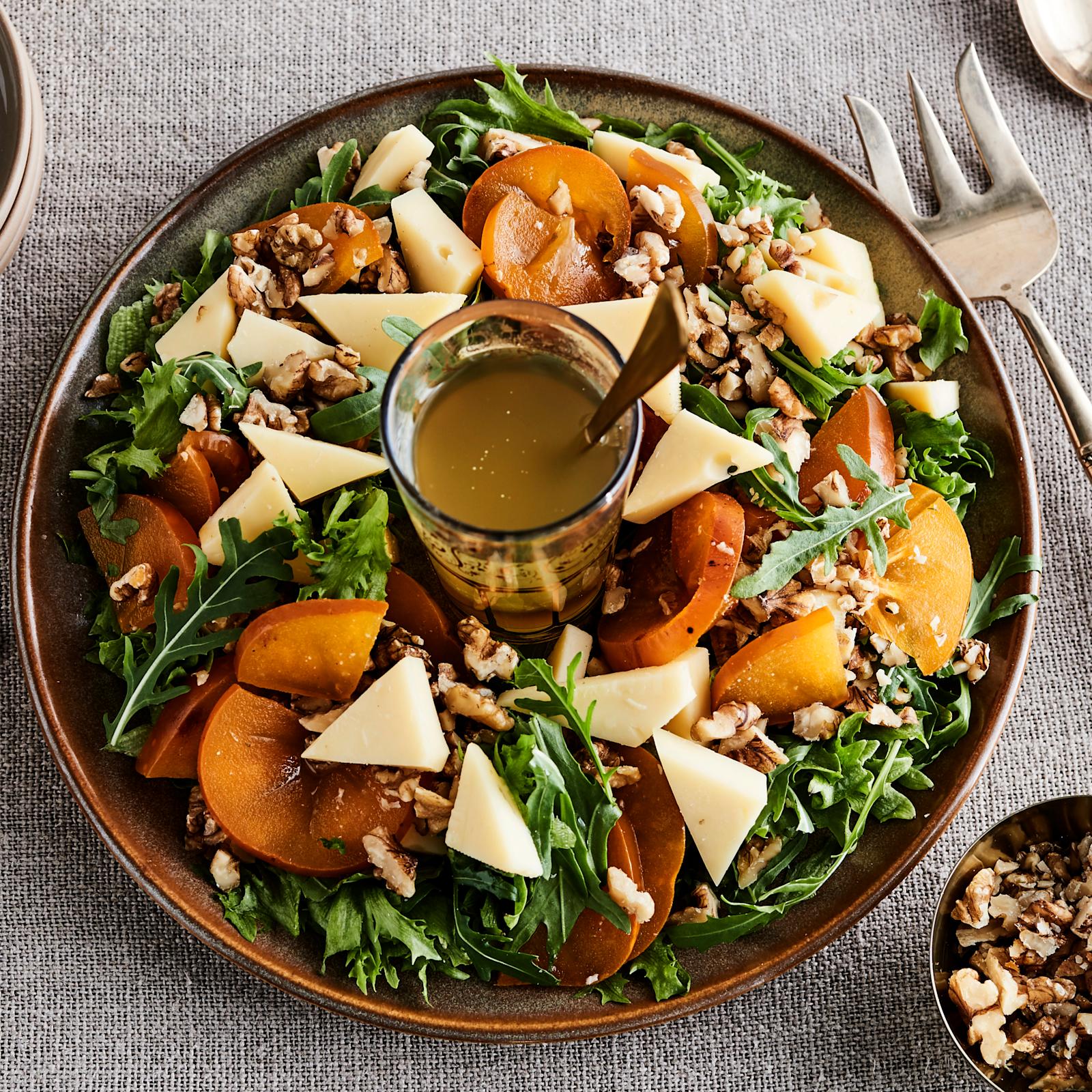 Persimon-juustosalaatti