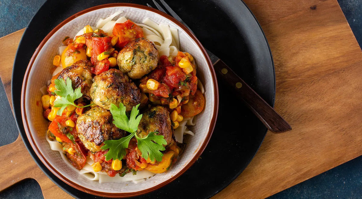 Kana-kesäkurpitsalihapullat maissi-tomaattikastikkeessa